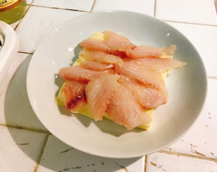 鯛鱼蛋豆腐(减脂料理),把醃製好的鯛鱼片放在鸡蛋豆腐上面。