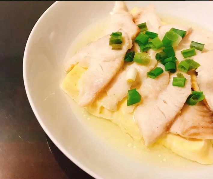 鯛鱼蛋豆腐(减脂料理),撒上葱花