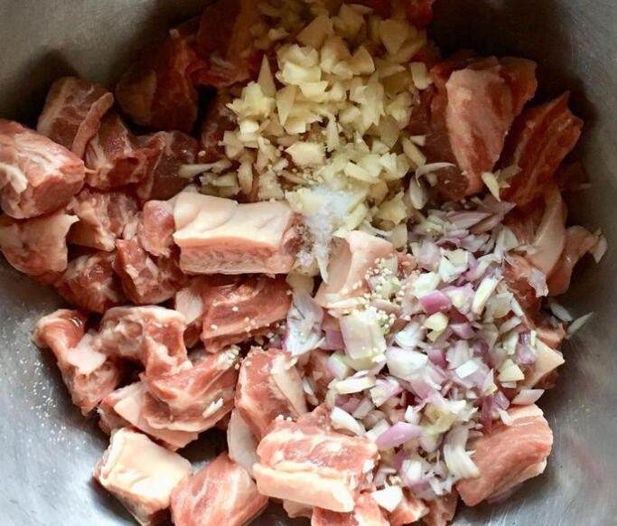 越式红烧牛肉佐法国麵包,牛肉加入1/2份蒜末、红葱头末、鱼露、少许盐巴,醃ㄧ小时。