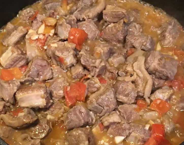 越式红烧牛肉佐法国麵包,续加入醃好的牛肉拌炒约8分鐘。倒入清水,煮滚后盖上锅盖小火燜煮约90分鐘。