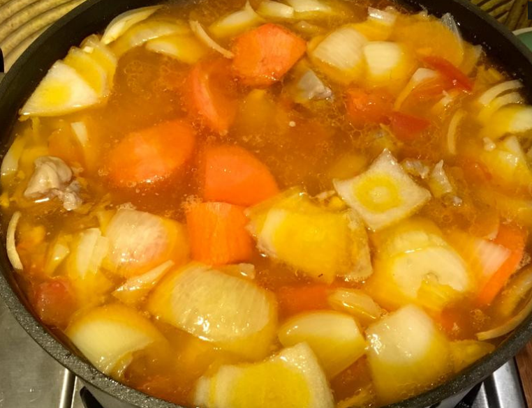 越式红烧牛肉佐法国麵包,投入洋葱、红萝卜、马铃薯续煮20分鐘,加入盐、<a style='color:red;display:inline-block;' href='/shicai/ 10588'>糖</a>调味。