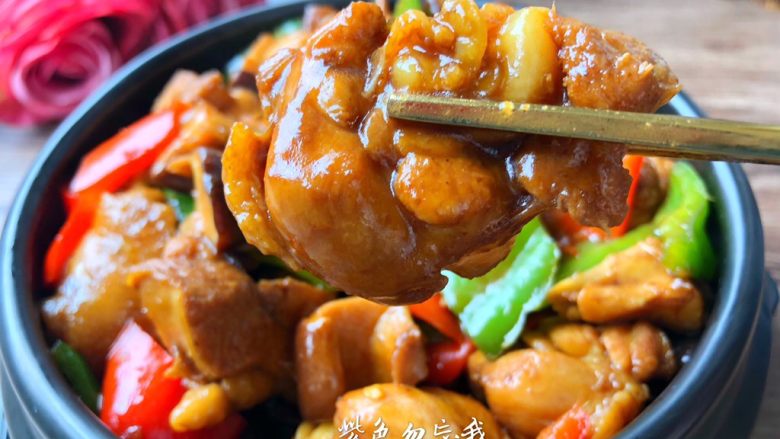 黄焖鸡,美味的黄焖鸡做好了,肉质鲜嫩,汤汁浓郁,超级好吃,拌米饭更是一绝。