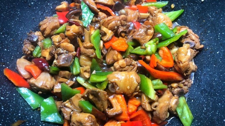 黄焖鸡,焖好以后,加入适量盐再焖5分钟,再加入青红椒块翻炒1分钟至断生,加入葱叶即可出锅。