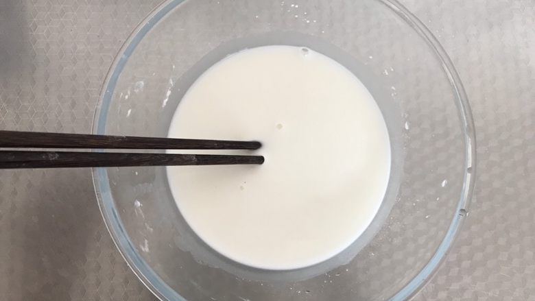 爽口凉粉,将豌豆粉和清水混合,搅拌均匀,调成牛奶状