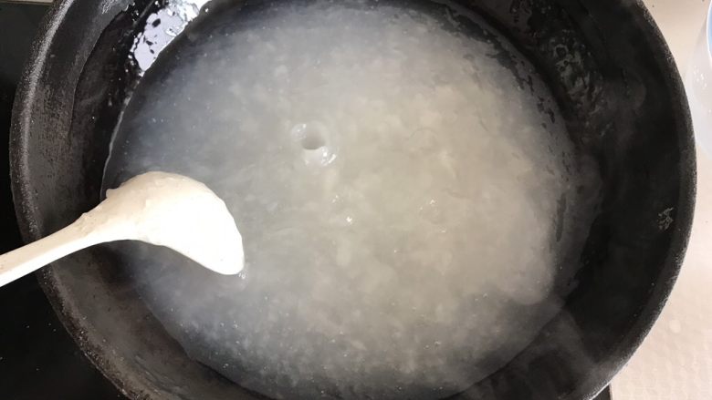 爽口凉粉,粉浆变成灰色,烧开冒泡,3~5分钟左右出锅