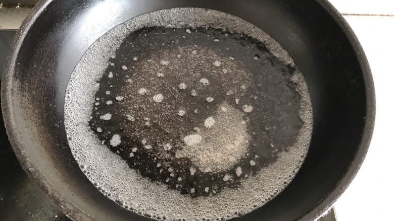 爽口凉粉,锅中倒入5碗清水,烧开以后,开小火