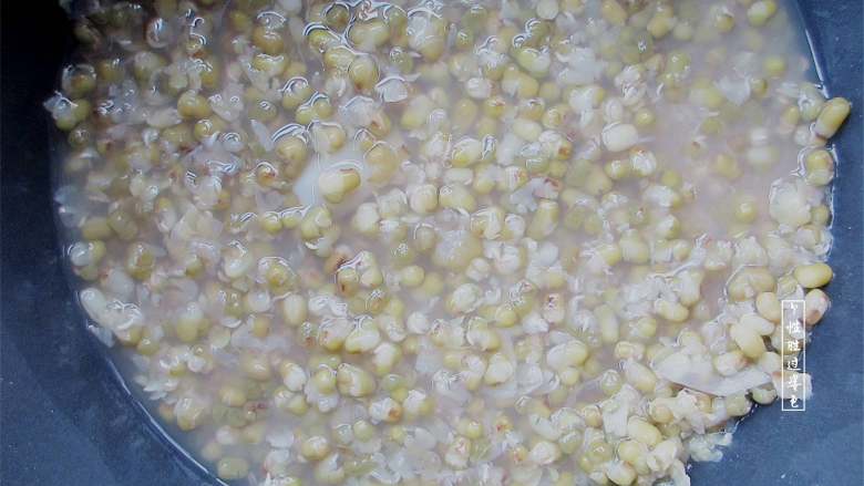 冰镇绿豆沙,绿豆放锅中用中大火煮沸,把绿豆煮开花