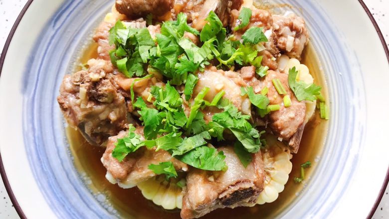 蒜香玉米蒸排骨,撒上香菜,即可