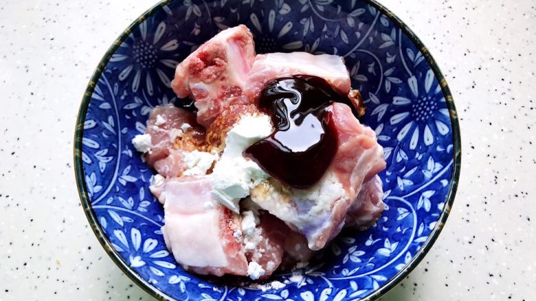 蒜香玉米蒸排骨,加少许料酒,生抽,一丢丢细砂糖,一小勺淀粉,几滴食用油,适量蚝油