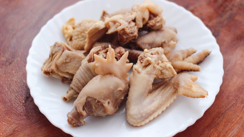 土鸡土豆粉条一锅炖,把土鸡块捞出,洗净沥干水分。