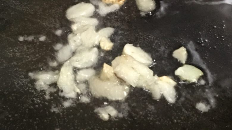 墨鱼片炒双椒,先放油,爆香蒜泥