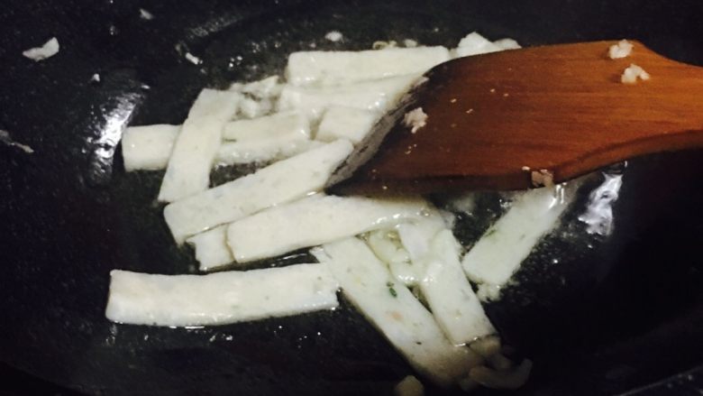 墨鱼片炒双椒,放入墨鱼片,翻炒一下,加入青红椒