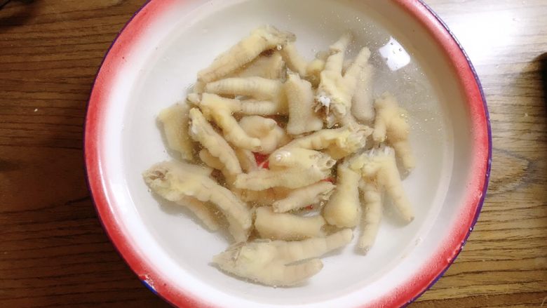 柠檬鸡爪,煮好过至冰凉的水中,泡半小时。