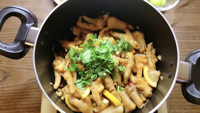 柠檬鸡爪,翻拌至变色后,加入香菜。