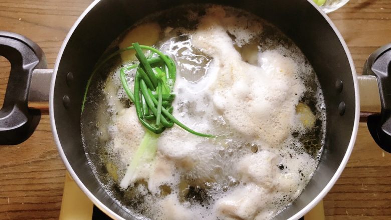 柠檬鸡爪,煮开后捞去浮末,继续煮8至10分钟。