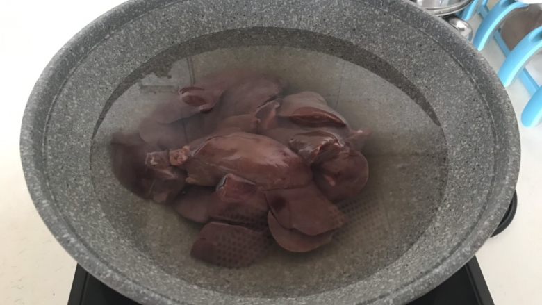 自制香熏鹅肝,鹅肝冷水下锅,烧开后焯水3分钟