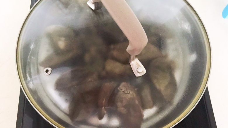 自制香熏鹅肝,盖上锅盖,中火烧3分钟