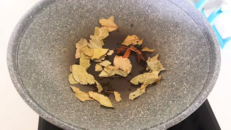 自制香熏鹅肝,炒锅烧热后加入干料,小火翻炒出香味