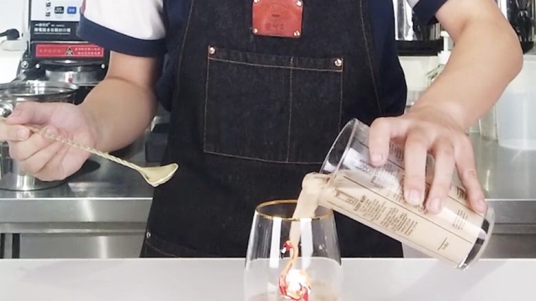 奶茶控们的福音,让你的奶茶肚换个口味,倒入调制好的奶茶