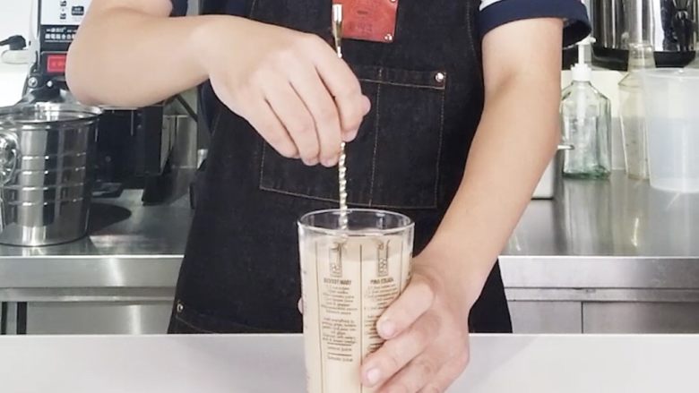 奶茶控们的福音,让你的奶茶肚换个口味,充分搅拌,使饮品快速降温