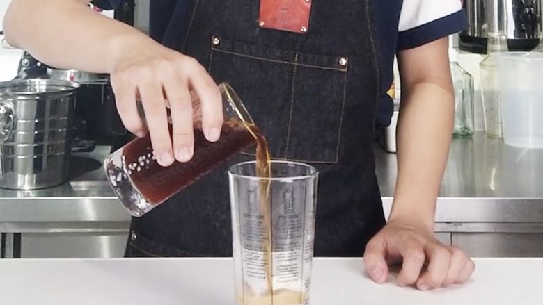 奶茶控们的福音,让你的奶茶肚换个口味,倒入吟香红茶茶汤