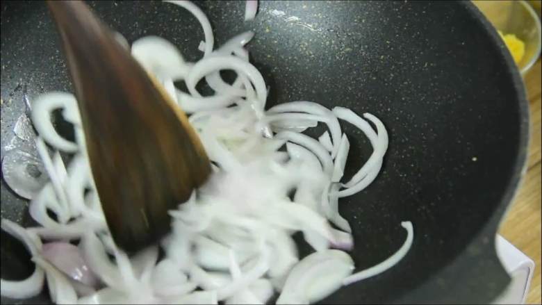 非常容易做的家常菜,一看就会,绝对不会废,加少许油,倒入洋葱炒至断生。