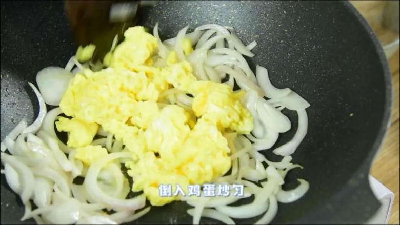 非常容易做的家常菜,一看就会,绝对不会废,倒入鸡蛋炒匀。