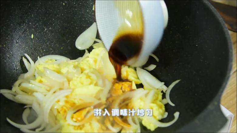 非常容易做的家常菜,一看就会,绝对不会废,淋入调料汁炒匀。
