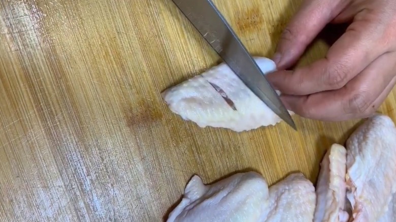 麻辣鸡翅,<a style='color:red;display:inline-block;' href='/shicai/ 96'>鸡翅</a>两面改刀