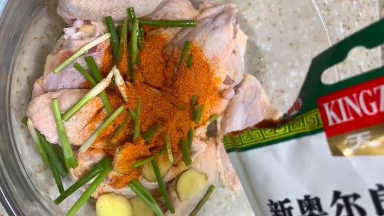 麻辣鸡翅,放入碗中加<a style='color:red;display:inline-block;' href='/shicai/ 3250'>葱</a><a style='color:red;display:inline-block;' href='/shicai/ 37'>姜</a>，<a style='color:red;display:inline-block;' href='/shicai/ 718'>料酒</a>，奥尔良腌料