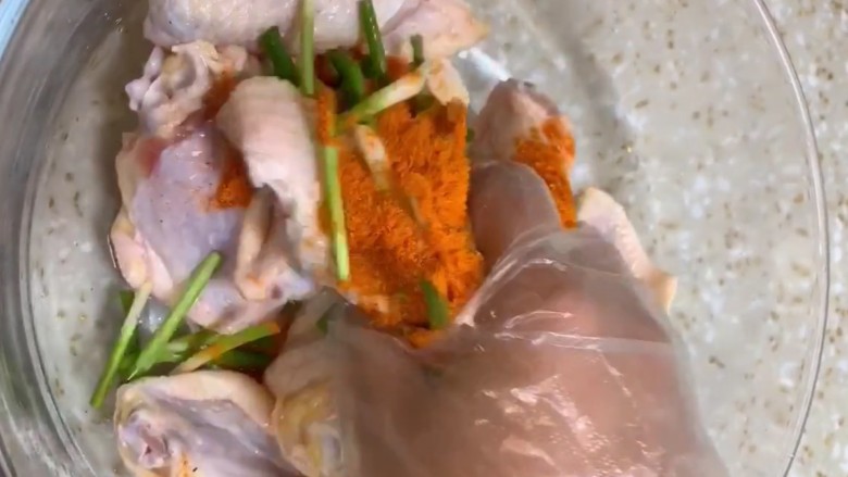 麻辣鸡翅,抓拌均匀腌制二十分钟