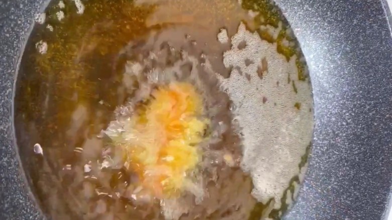 麻辣鸡翅,油温五成热下锅转小火慢炸