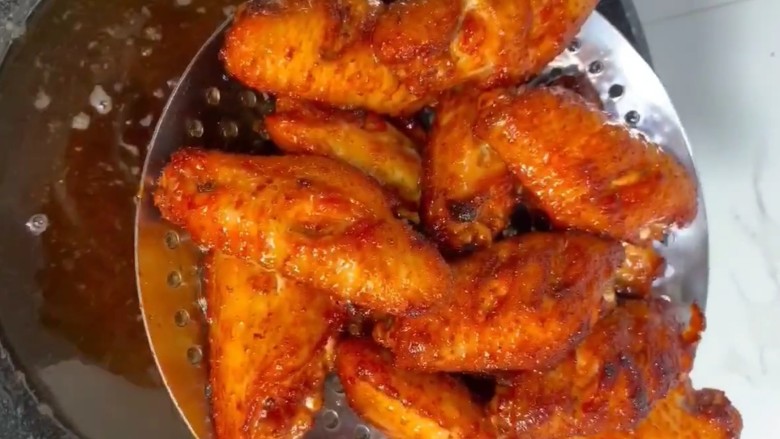 麻辣鸡翅,炸至金黄熟透捞出控油
