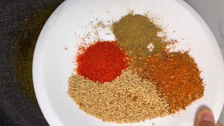 麻辣鸡翅,锅留底油放入<a style='color:red;display:inline-block;' href='/shicai/ 146542'>孜然粉</a>，烧烤料，<a style='color:red;display:inline-block;' href='/shicai/ 666'>芝麻</a>，<a style='color:red;display:inline-block;' href='/shicai/ 761'>辣椒粉</a>炒香