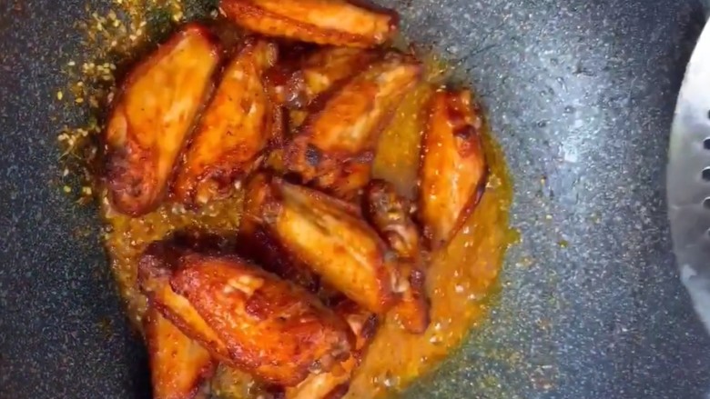 麻辣鸡翅,放入鸡翅翻拌均匀出锅
