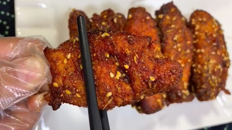 麻辣鸡翅,炸鸡翅做好