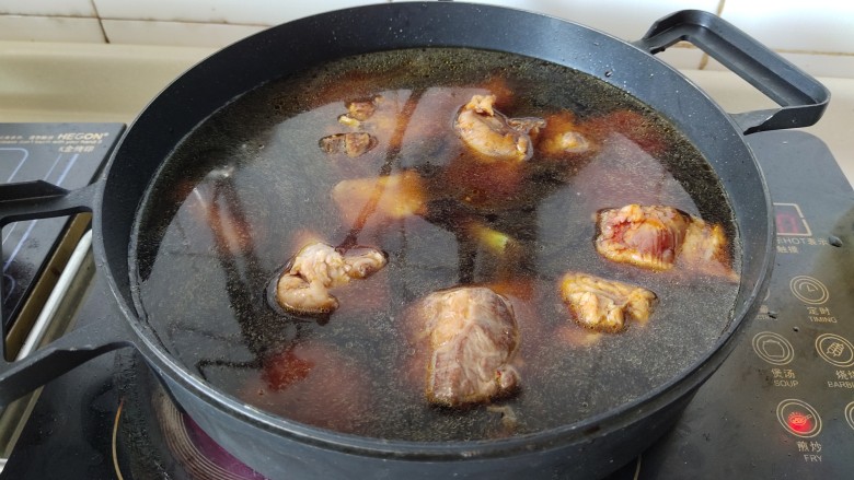 懒人排骨焖饭,加清水没过排骨,大火烧开再煮20分钟