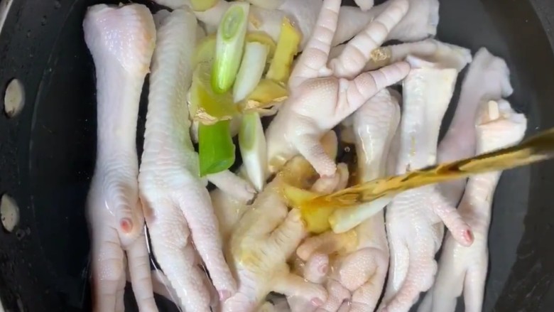 麻辣凤爪,<a style='color:red;display:inline-block;' href='/shicai/ 89'>鸡爪</a>子剪去指甲冷水下锅加葱姜，<a style='color:red;display:inline-block;' href='/shicai/ 718'>料酒</a>煮出血沫