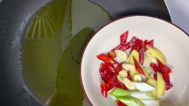 麻辣凤爪,起锅烧油放葱姜蒜，<a style='color:red;display:inline-block;' href='/shicai/ 86474'>干辣椒</a>炒香