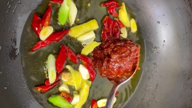 麻辣凤爪,放一勺<a style='color:red;display:inline-block;' href='/shicai/ 705'>豆瓣酱</a>炒香