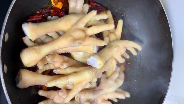麻辣凤爪,放入鸡爪子翻炒