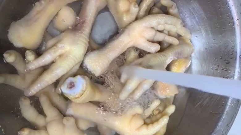 麻辣凤爪,捞出冲洗干净