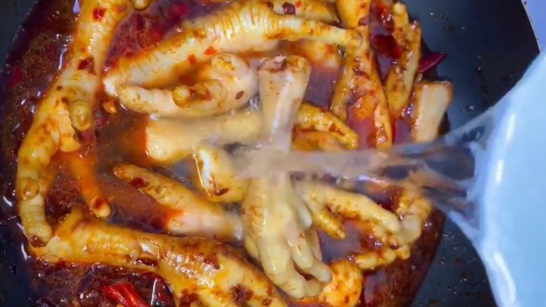 麻辣凤爪,放<a style='color:red;display:inline-block;' href='/shicai/ 788'>生抽</a>，<a style='color:red;display:inline-block;' href='/shicai/ 762'>老抽</a>，一罐<a style='color:red;display:inline-block;' href='/shicai/ 897'>啤酒</a>，适量清水没过鸡爪