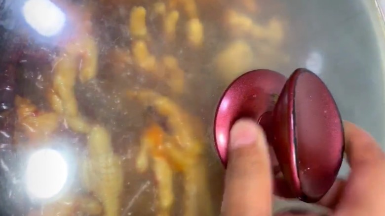 麻辣凤爪,大火煮开盖盖炖三十分钟