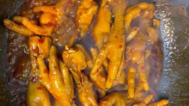 麻辣凤爪,大火收干汤汁即可