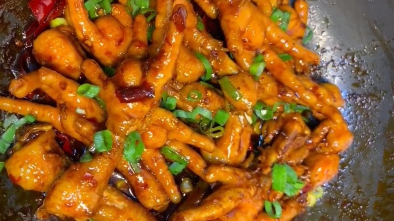 麻辣凤爪,撒上葱花