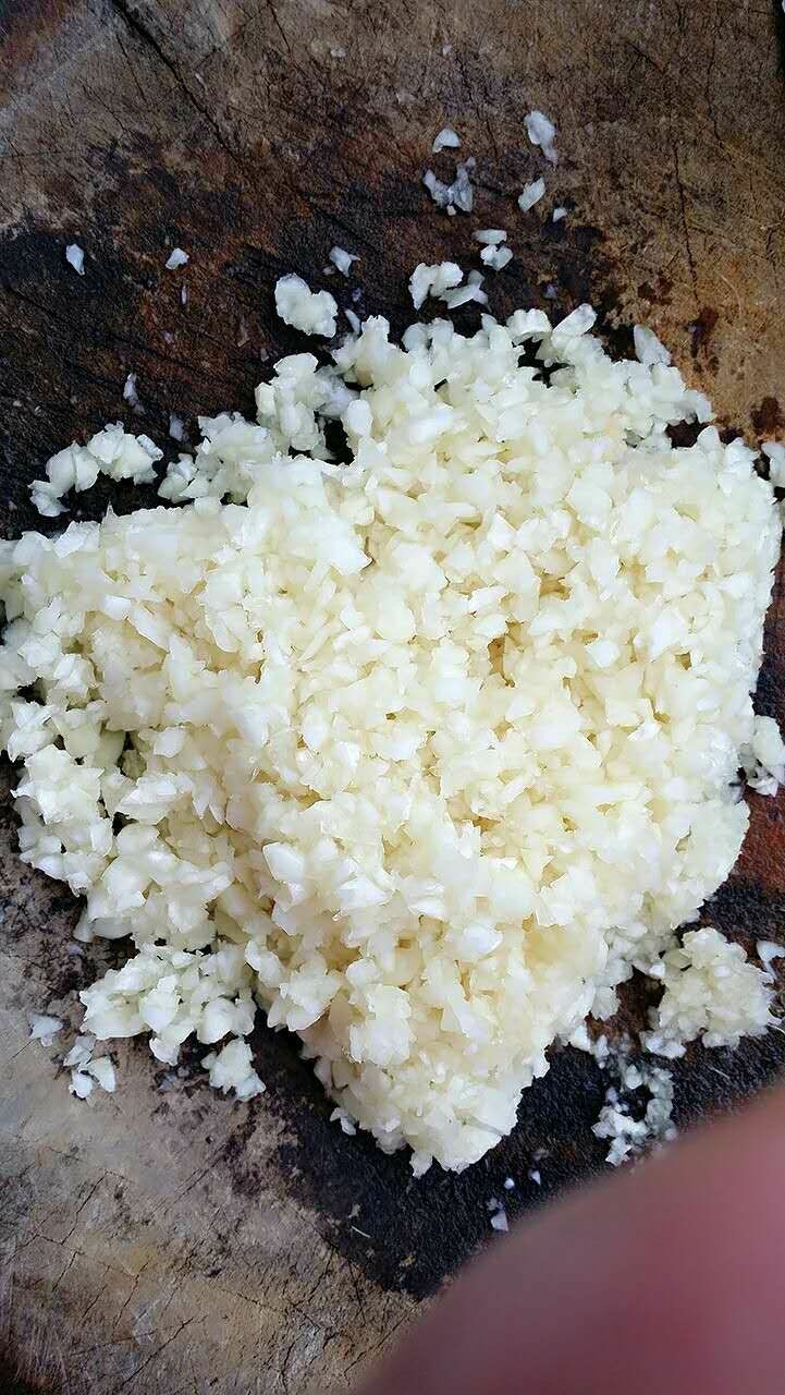蒜泥小龙虾,剁成蒜泥,有机器的可以用机器搅碎。