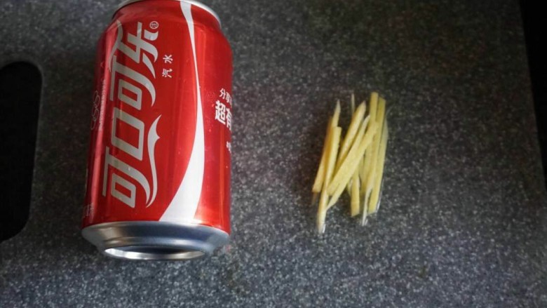 可乐鸡翅,准备好可乐,姜,