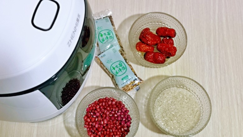 营养谷物杂粮粥,准备食材及电饭煲,食材可以根据个人喜好调换,红豆也可以不放,根据自己喜欢来定。