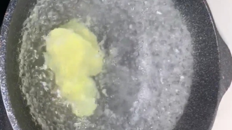 自制薯片,水开放一勺盐，下入土豆片煮一分钟